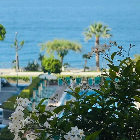 La Maison Rose 3* マイオーリ