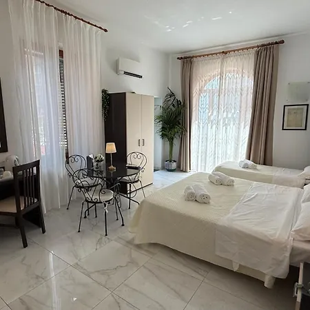 La Maison Rose 3* Майори